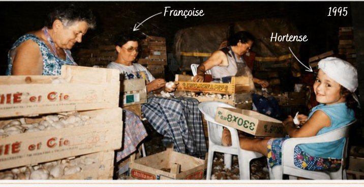 Photo de 1995 : Françoise et la famille épluchent l'ail, Hortense enfant au premier plan